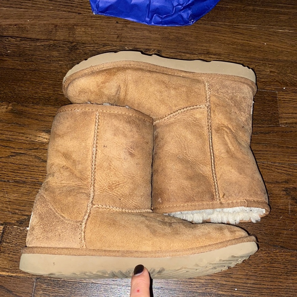 Girls ugg boots, size 4! Used condition, see pics plenty of wear left